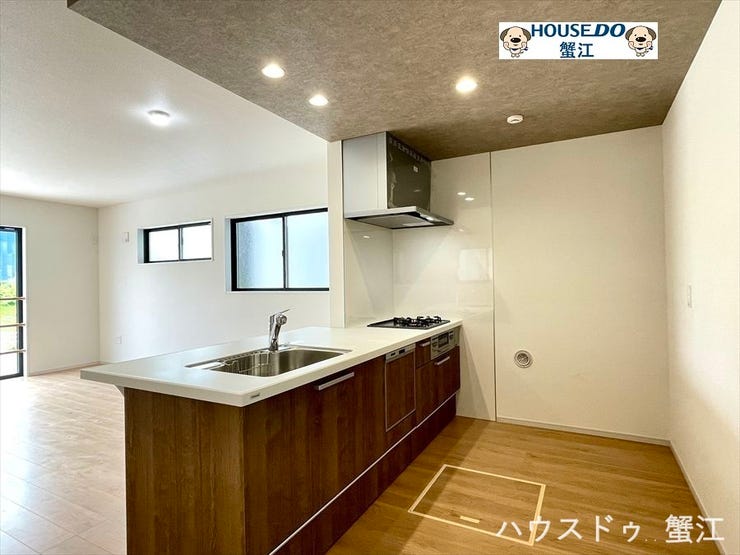 作業スペースも広く、使い勝手の良いシステムキッチンは、便利な食洗機付きです。