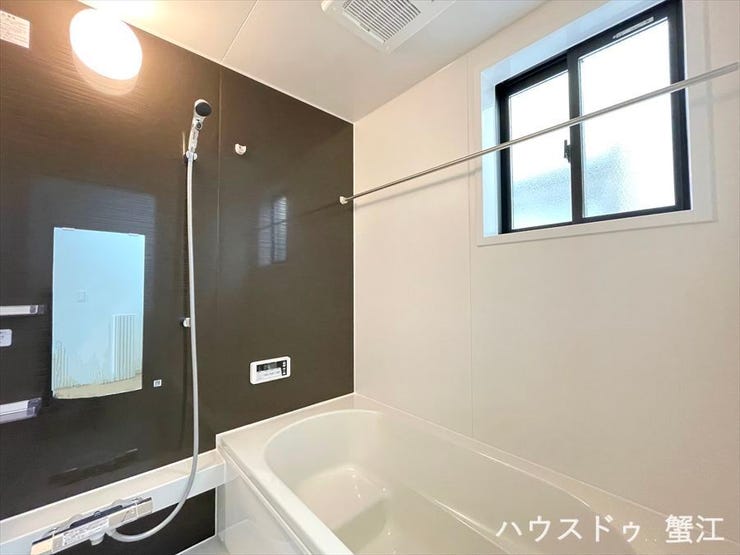 窓付きのバスルームは採光もあり明るく気持ちの良い空間です♪窓があることで換気環境も良好◎