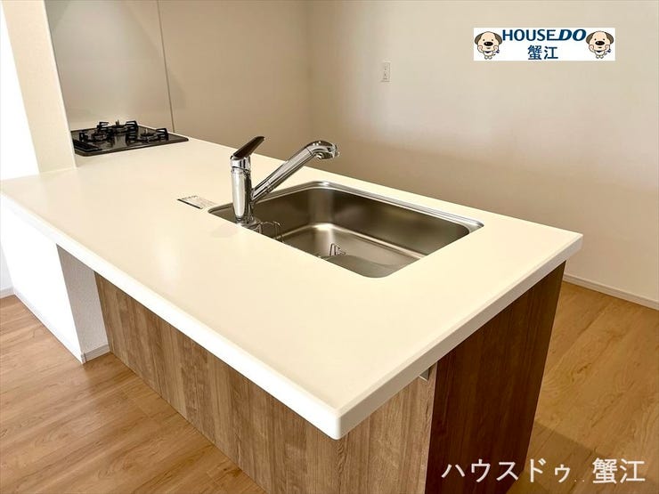 キッチンカウンター:キッチンの近くににダイニングテーブルを置けば、配膳や後片付けがスムーズに行えます。
作業スペースも広く、使い勝手の良いシステムキッチンは、便利な食洗機付きです。