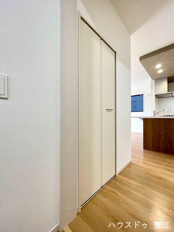 ホール収納:掃除機やお手入れ道具、家族の共有物など、便利な収納で時短生活を。