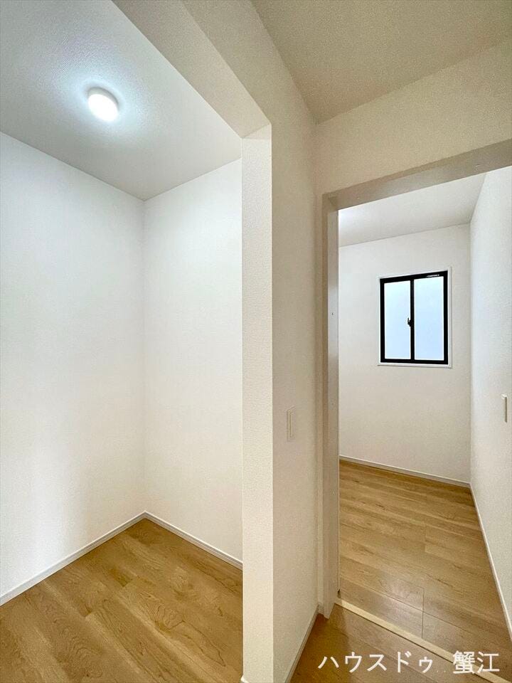 パントリー: あると嬉しい収納スペース。
これでキッチン回りがスッキリ整います。