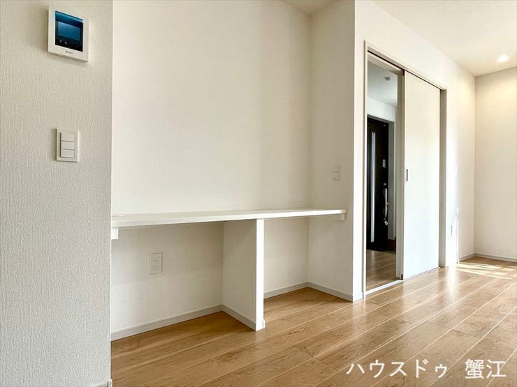 カウンターデスク:学習机や書斎としてなど。リビングで勉強すると成績が上がるという噂も….