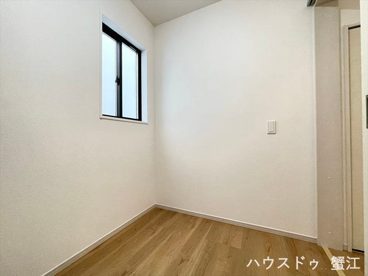 ファミリーウォークインクローゼット。
家族みんなの収納スペースは居室をスッキリ使う為の便利アイテムです。