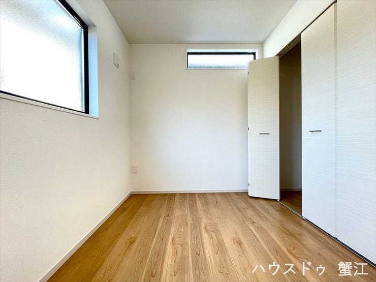 2階4.3帖洋室:西風が入りやすいため、風通しがよく涼しく感じられます。夏場は快適に過ごすことができますよ。