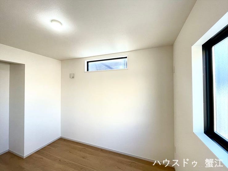 2階5.2帖洋室:二面採光で光と風が心地よく、明るく開放的な空間で快適な生活を実現できます。