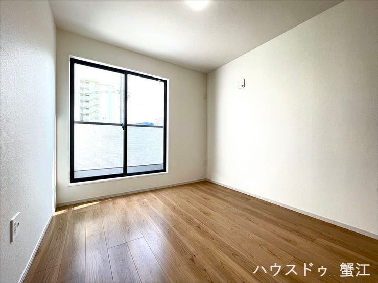 2階5.2帖洋室(東):東に窓のある洋室は朝日で目覚める贅沢を感じられ、自然と共に始まる一日をお過ごしいただけます。