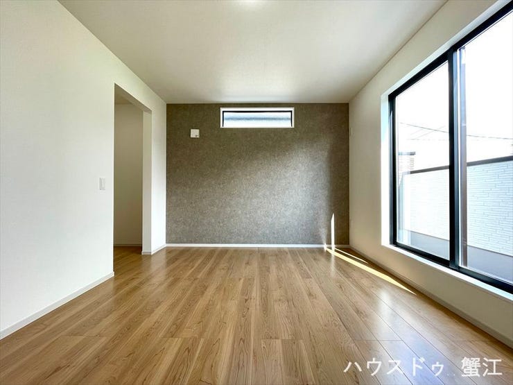 2階7.8帖洋室(東):アクセントの効いた内装のお部屋はマスターベッドルームとしても十分な広さがあります