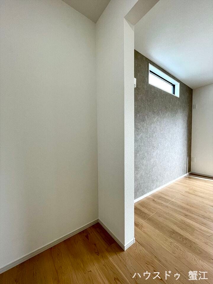 大容量のウォークインクローゼット♪外出時に必要な大きなものもスムーズに出し入れできます。