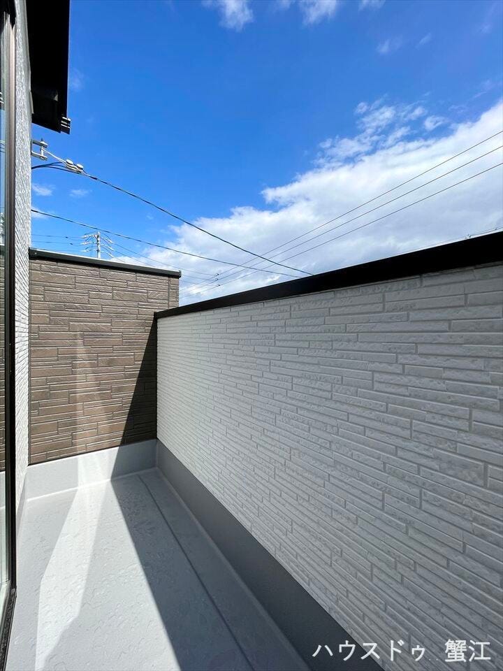 陽当たり良好なバルコニーは洗濯物が乾きやすく、通風にも優れています。