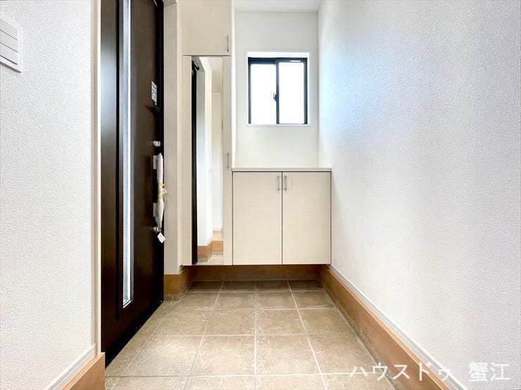 玄関:腰高の収納と姿見付きの縦長収納の組み合わせが、圧迫感のない
シンプルな空間を造りだしています。