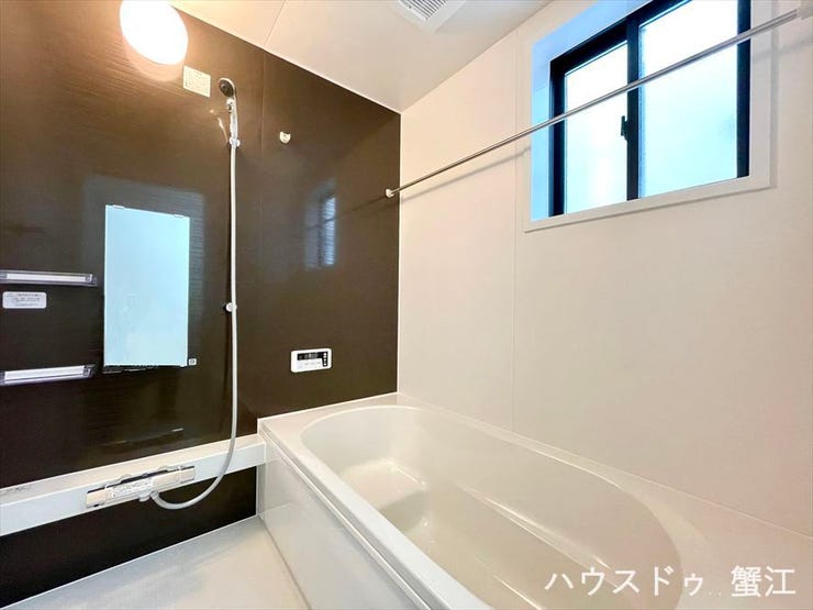 空間全体を明るく照らし、清潔感のある空間を楽しむことが出来ます。浴室乾燥機を設置しているので、防カビ対策も万全。