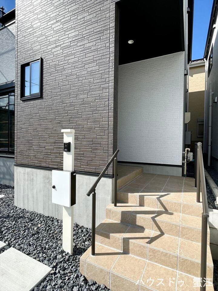 エントランス:インナータイプなので雨の日も余裕を持って出入りできます。