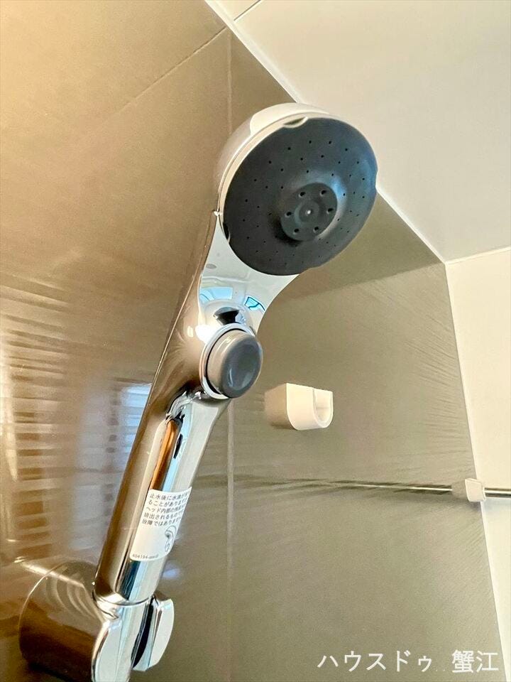 節水型シャワーヘッド:水圧を分散したシャワーヘッドが心地良さは保ちながら、手元スイッチで節水も可能にしています。