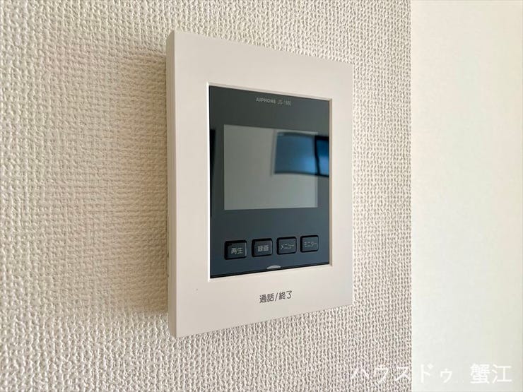 カラーモニター付きインターホン:
録画機能も付いているので、防犯対策にもなります。