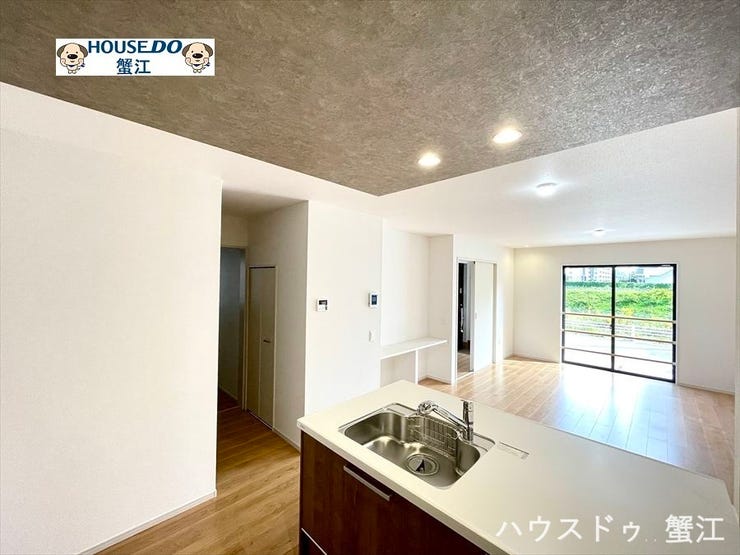 約18帖のリビングは陽が入り明るく、ご家族の集まる空間にピッタリです!家事動線も良く、暮らしやすさが続きます♪