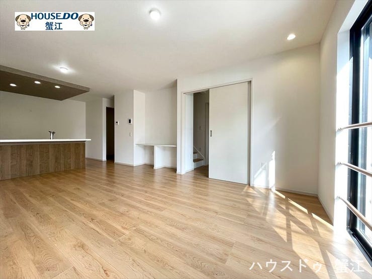 ゆったりとした広いリビングは圧迫感が無く、家族でくつろげる空間。大きめのソファーを置いて自然と家族が集まる癒しの空間になるでしょう。