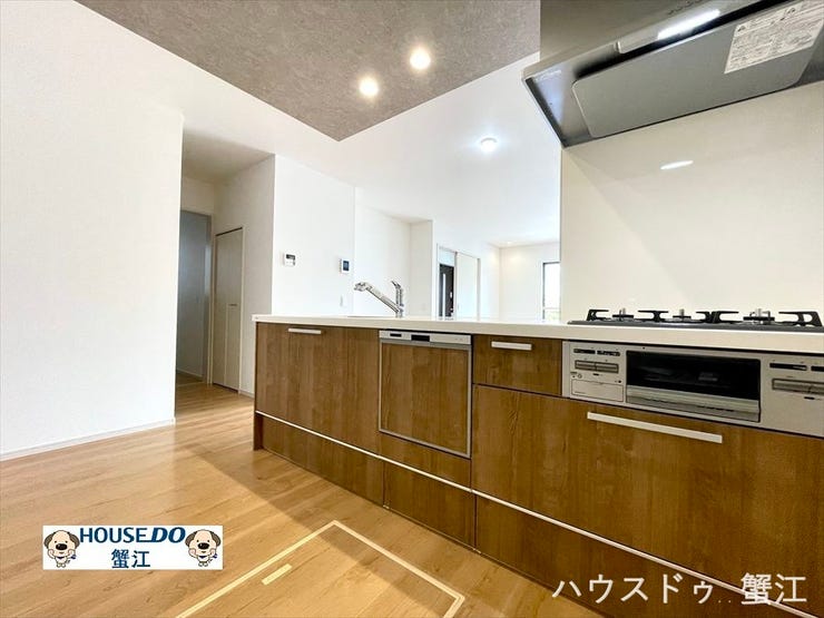 フルオープンキッチン:キッチンでも開放感。料理をしながら家族とのコミュニケーションを楽しめます。