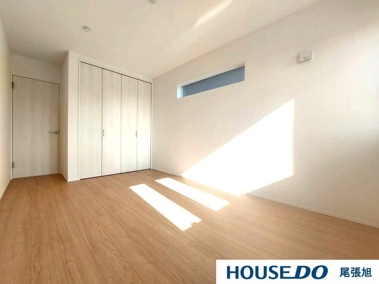 【洋室】丁度いいサイズの洋室です。トレンドになりつつあるのが、広過ぎず、快適すぎない子ども部屋。勉強と寝るだけの部屋にすることで閉じこもりがなくなり、リビングで過ごす時間が増えると言われています。