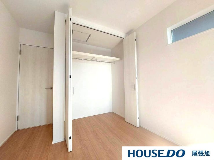 【クローゼット】洋室にある収納です。高さと奥行きがあり、かさばりがちな衣類をまとめて収納できます。各部屋収納たっぷりの間取りとなっております。部屋ごとに設けた収納は住みやすさへのこだわりです。