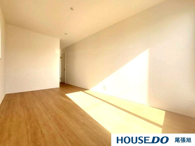 【洋室】明るい雰囲気の洋室です。広々とした明るいお部屋で、陽射しもたっぷり入ってきます。収納もご夫婦の衣類がたっぷり収納できるクローゼットがございます。ご夫婦のご主寝室にいかがでしょうか♪