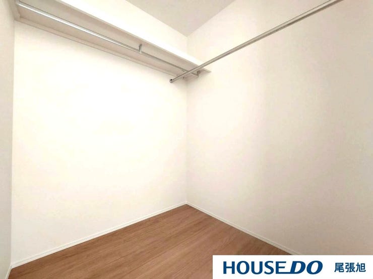 【ウォークインクローゼット】広々とした空間で、収納力アップ!洋服やアクセサリーが整理整頓しやすく、毎日のコーディネートもスムーズに。お部屋がすっきり片付き、快適空間でストレスフリーな生活が楽しめます。