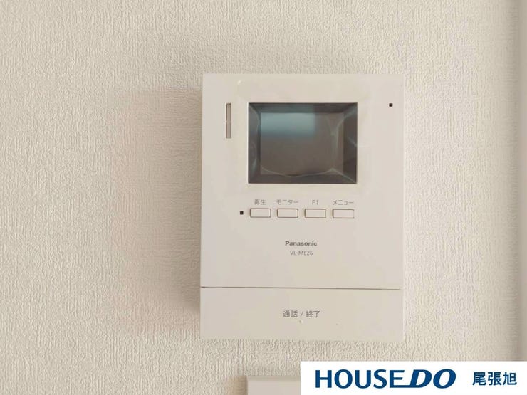 【インターホン】来客時に便利なモニター付インターホン。玄関ドアを開けることなく夜間でも訪問者の顔をモニターで確認できるため、トラブル防止にも繋がります。奥様やお子様のみのご在宅でも安心の防犯設備です!
