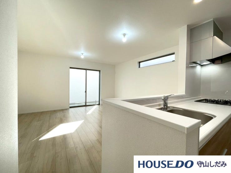 【LDK】開放感のある対面キッチンなので、小さなお子さんの様子も分かり安心。お料理や片付けをしならでも家族との会話を楽しめますね♪広々としているのでご夫婦やお子さんと一緒にお料理もできそうです!