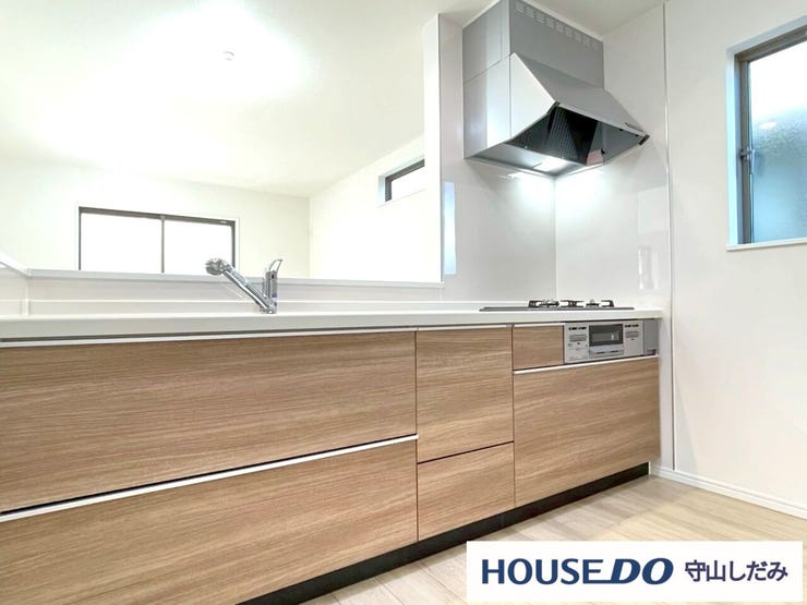 【キッチン】調理道具や食器などをたっぷり収納でき、お手入れも簡単なシステムキッチンを採用しました♪毎日のお料理を効率的にしてくれる動線は「1分でも家事の時間を短縮したい」という思いを叶えてくれます♪