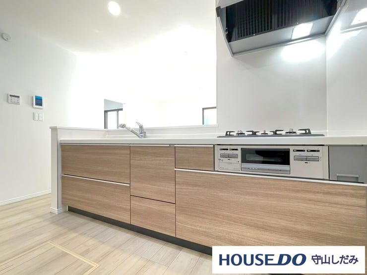 【キッチン】3口コンロなのでお料理がはかどりそうです♪主菜副菜汁物などを同時に作ることができます。コンロ数が多いとパパっと何品か同時調理できるので、時短にも繋がります。忙しい方には嬉しい設備ですね♪