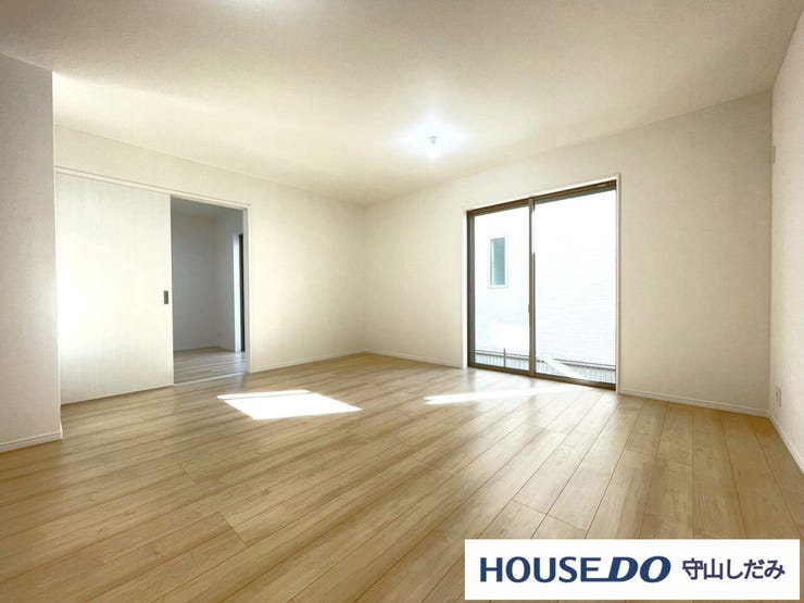 【リビング】開放感のあるリビング。掃き出し窓から採光を確保することができ、明るい空間で家族団らんできます♪ダイニングテーブルを置いてもゆとりのある広さなので、心地よい食事の時間をお過ごしいただけます♪