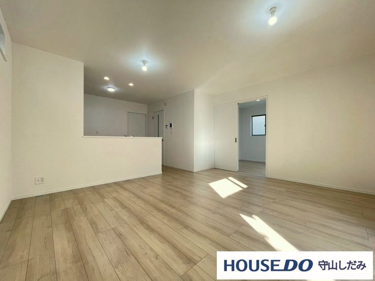 【リビング】大きな窓からは暖かい陽射しが差し込んできます。ソファやテーブルを置いても使いやすい配置で、ご家族そろってゆったりとお寛ぎいただけます。どんな家具を置こうか想像が膨らみます♪