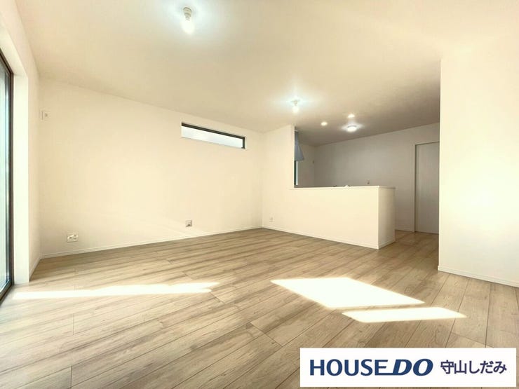 【リビング】光が優しく差し込む明るいリビング♪自然と家族が集まり、最高の家族団らんのお時間をお過ごしいただけます♪ひろびろとしたLDKで、ソファや4人掛けテーブルを置いても使いやすい配置です。