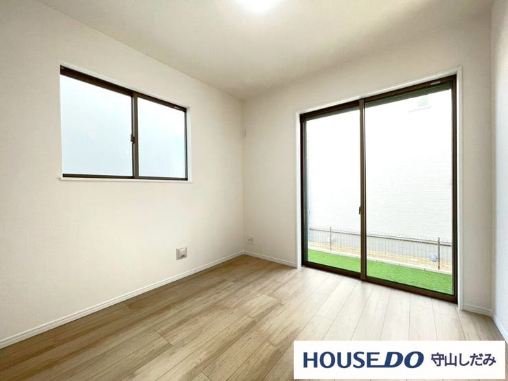 【1階洋室】リビングの隣にある洋室です。お子様のお昼寝スペースや、家事スペース、来客用の個室にと、あると嬉しい空間。収納もあり、置き場所に困りがちな布団や季節ものの収納場所にも重宝します。