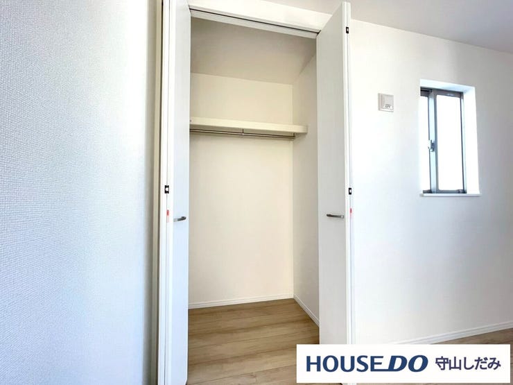 【クローゼット】洋室にある収納です。高さと奥行きがあり、かさばりがちな衣類をまとめて収納できます。各部屋収納たっぷりの間取りとなっております。部屋ごとに設けた収納は住みやすさへのこだわりです。