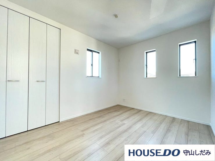 【洋室】丁度いいサイズの洋室です。トレンドになりつつあるのが、広過ぎず、快適すぎない子ども部屋。勉強と寝るだけの部屋にすることで閉じこもりがなくなり、リビングで過ごす時間が増えると言われています。