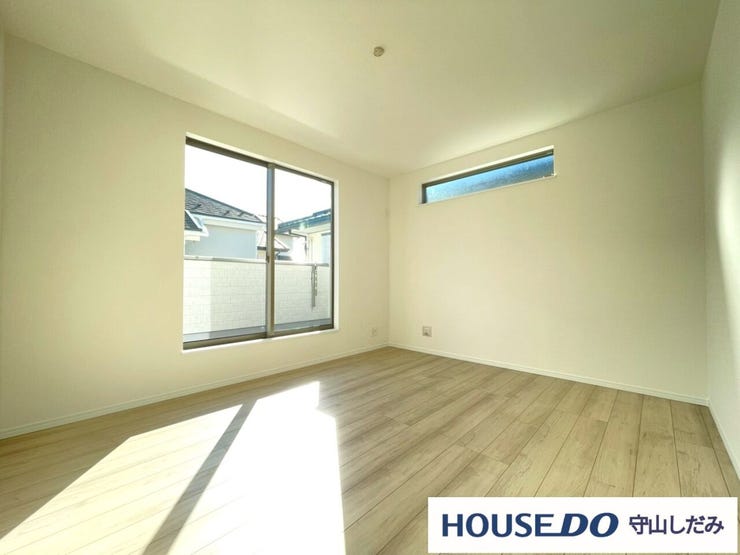 【洋室】広々とした洋室です♪ゆとりのある洋室はご夫婦の主寝室にいかがですか?♪クローゼット付きなので収納にも困りません。各居室収納はたっぷりあるので、お部屋をすっきりと保てそうです♪