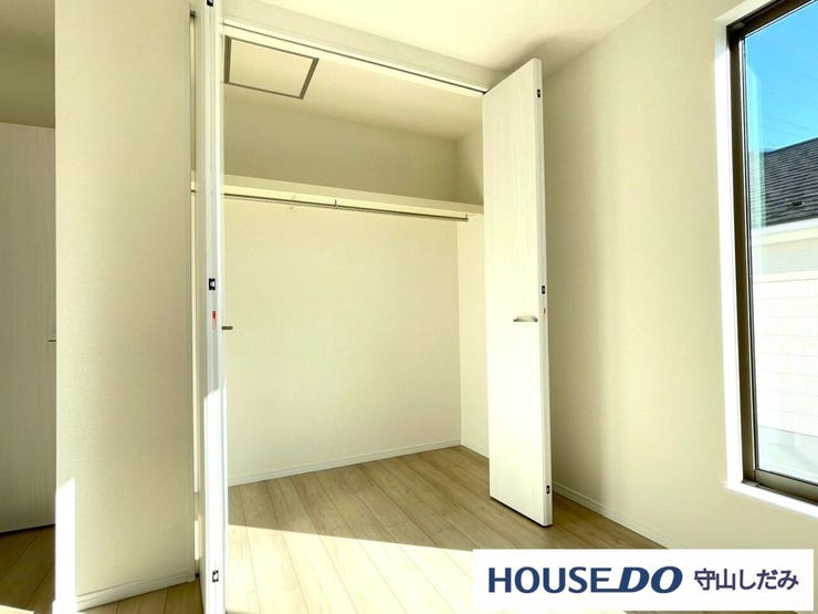 【クローゼット】洋室にある大容量のクローゼットです。枕棚付きで、小物の収納も便利!お隣の洋室にも大容量のクローゼットが付いています♪各部屋収納たっぷりございます。お部屋をすっきりと保てそうですね♪