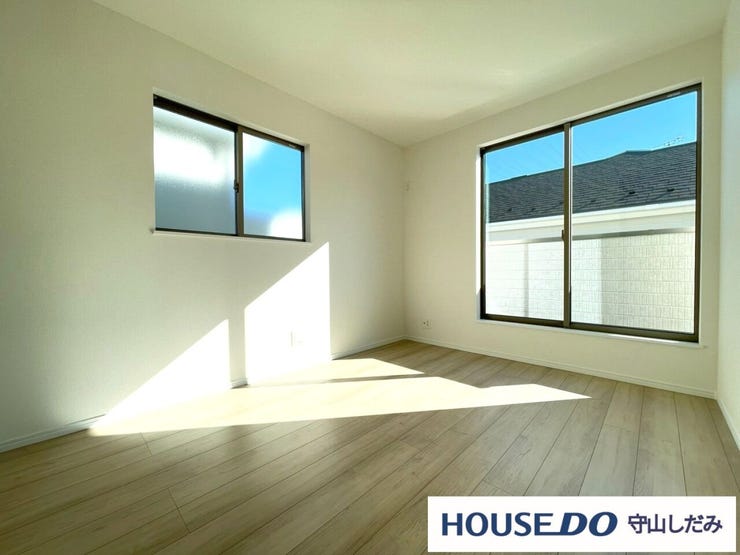 【洋室】多数の洋室があるため、それぞれ各部屋でプライベート空間をお楽しみいただけます。収納も完備しているのですっきりとしたお部屋でお寛ぎいただけます。2面採光のため、日当たりも良好です!