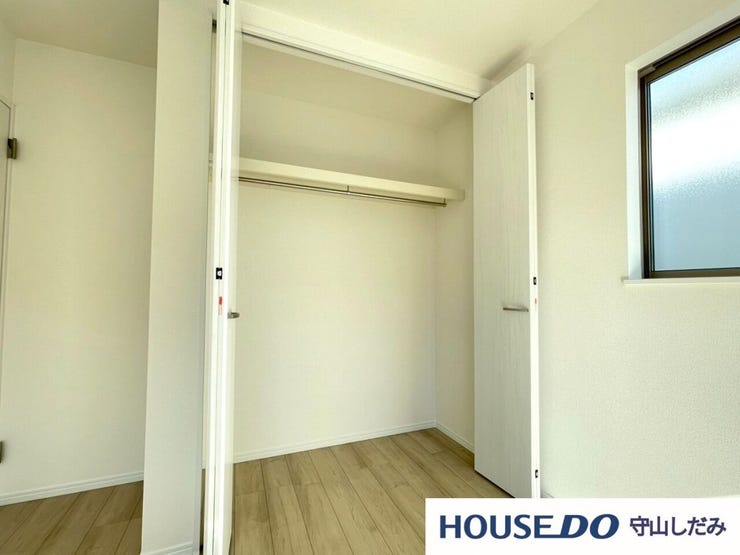 【クローゼット】広々としたクローゼットで、収納に余裕を持たせ、毎日をもっと楽に。整然とした空間で、探し物を減らし、ストレスフリーな生活を。収納力も良く、衣類がすっきり片付きます。