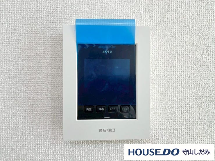 【インターホン】来客時に便利なモニター付インターホン。玄関ドアを開けることなく夜間でも訪問者の顔をモニターで確認できるため、トラブル防止にも繋がります。奥様やお子様のみのご在宅でも安心の防犯設備です!