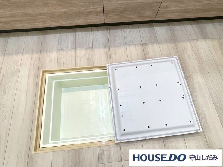 【床下収納庫】キッチンの足元にある床下収納です。点検口・収納としても利用できます。食品のストックや災害時の非常食ストック、日用品の収納に便利です。収納ボックスを外した下は、床下点検口になっております!