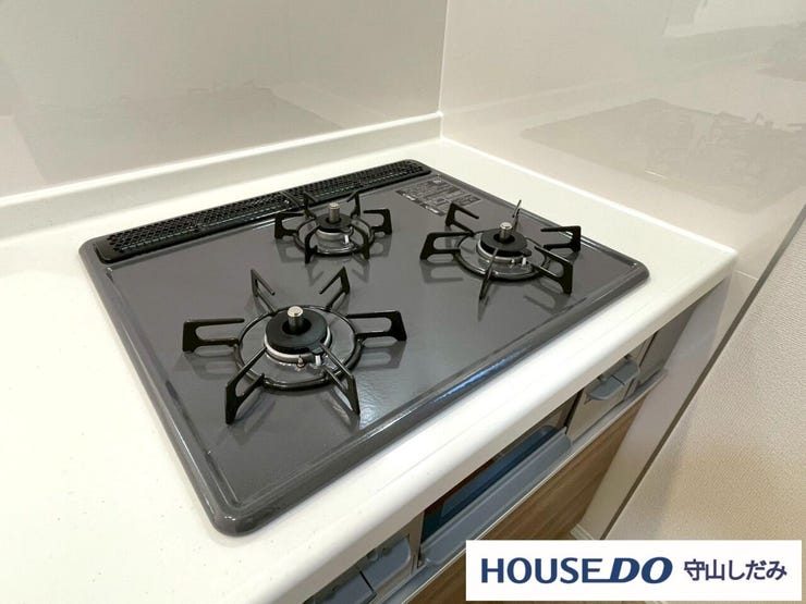 【3口コンロ】3口コンロ付きなので、お料理がはかどります。メイン料理2品を手前のコンロで調理しながら、奥の小バーナーで汁ものを調理するなど、複数の調理を一度に行うことができます。時短調理に繋がります!