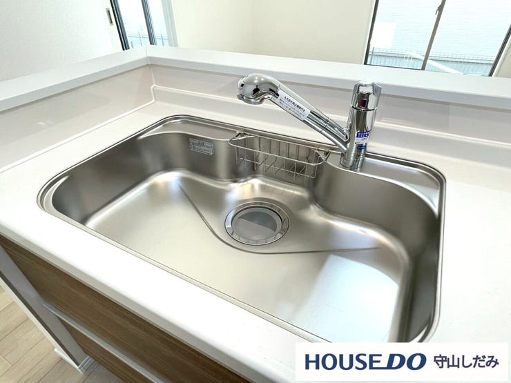 【浄水器機能付水栓】浄水と原水をボタン一つで簡単に切り替えができるビルトイン式浄水器水栓を採用。ビルトインの為見た目もすっきりです♪シャワーノズルでシンク周りも簡単にお手入れでき、毎日清潔に保てます!