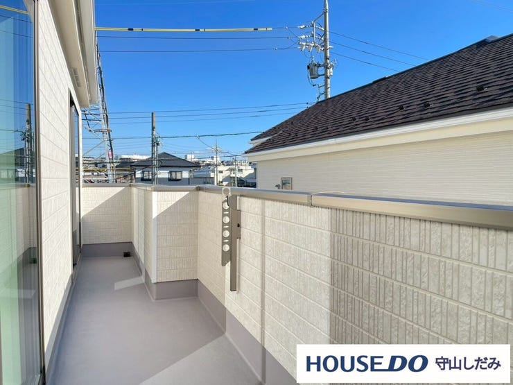 【バルコニー】日当たりの良い広さ十分の使い勝手の良いバルコニー。お布団や衣類などのお洗濯物を気持ちよく干せそうです♪南面にあり陽当たり良好!たっぷり陽を浴びたお布団や衣類は気持ちよさそうです♪