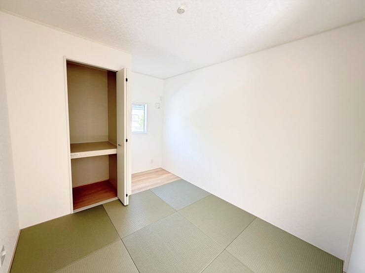 1階5.2帖和室。座卓やこたつを置けば居間や客間として使用でき、布団を敷けば「寝室」としても使用可能♪使い勝手がいいのが和室の良さです。収納スペース付き♪