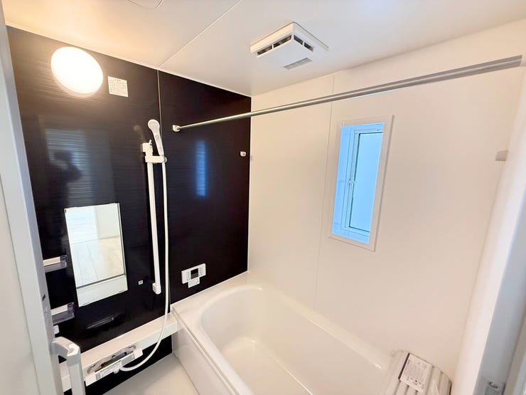 シャワーヘッドの位置を調整できるシャワースライドバー付き。髪を洗う時、体を洗う時、毎日のように使うからこそ、自分の好きな高さで浴びられるちょっとした便利さが嬉しい♪