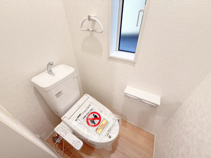 1階トイレ。2連のペーパーホルダーは一度に2ロールセットすることができるので、交換する手間を減らすことができ、棚が付いているのでケータイを置いたり、小物を飾って空間を彩ったりできます♪