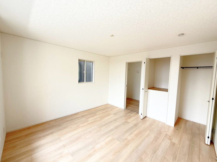 2階8帖洋室。家具やインテリアなどを合わせやすいシンプルな内装はコーディネートの幅が広がります。自分らしさあふれる好きなものを詰め込んだ癒しのプライベート空間をつくる楽しさを。