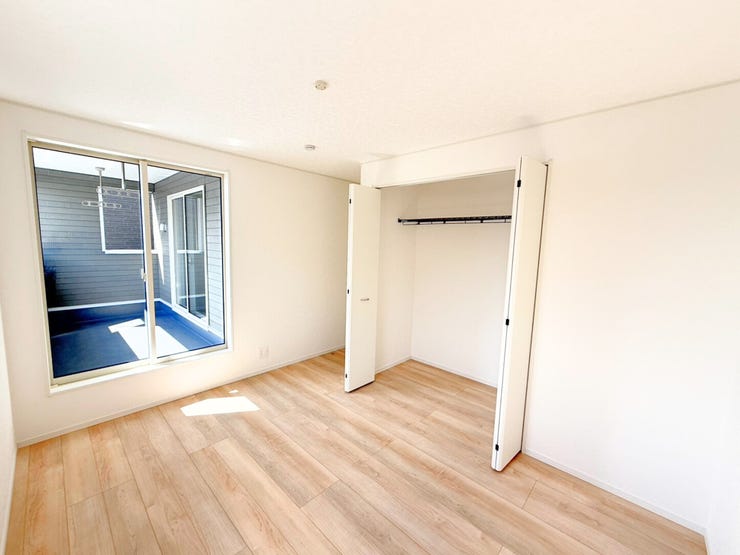 2階6.5帖洋室。バルコニーに面したお部屋なので掃き出し窓があり、日光が差し込みやすいため明るい空間が作れます。また、部屋が広く見える効果も♪お布団などを干しやすいのもうれしいポイント!