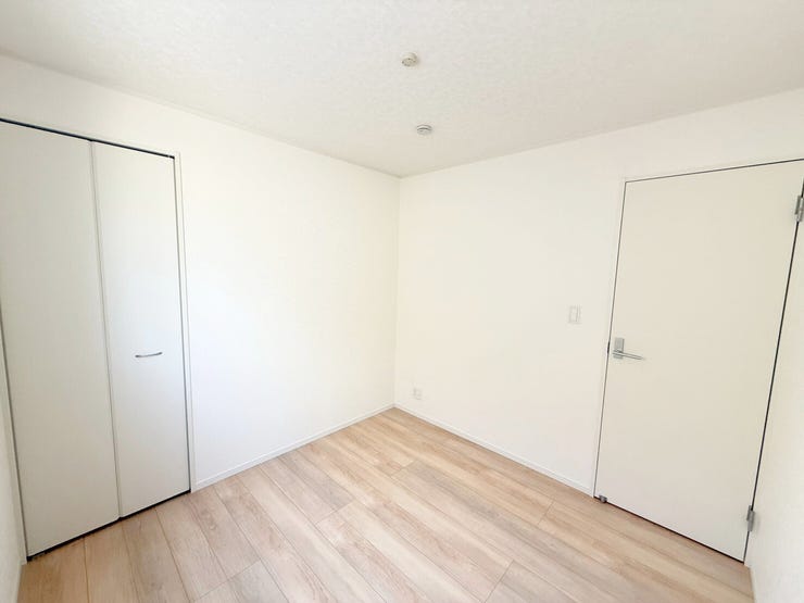 2階4.5帖ストレージルーム。収納スペースとしてや手芸・音楽鑑賞などの趣味部屋、仕事や勉強など集中したい時用に使用するなど♪もちろん寝室としても♪生活スタイルに合わせて使い方いろいろ!